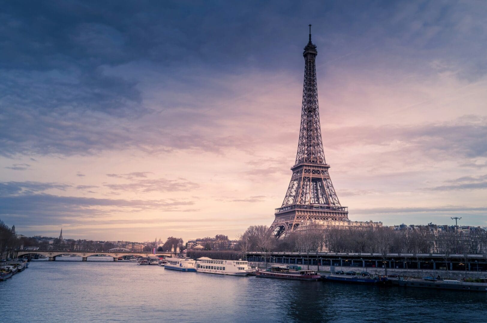 A view of the eiffel tower from across the river.